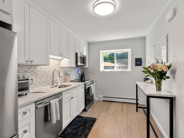 23 Westgate Rd 6, Boston MA 02467