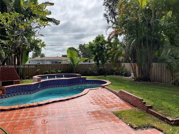 550 NE 174th St, North Miami Beach FL 33162