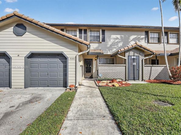 9080 Vineyard Lake Dr, Plantation FL 33324