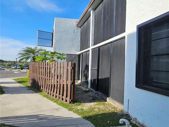 211 Lake Pointe Dr 102, Oakland Park FL 33309