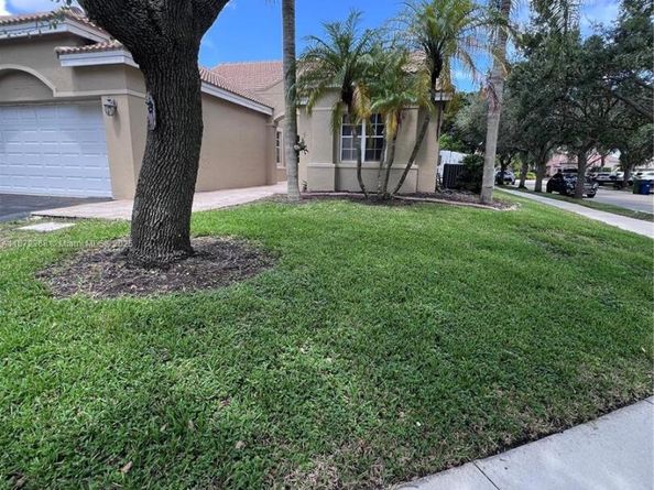 1371 Bayview Cir, Weston FL 33326