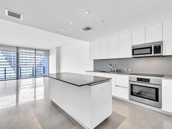 88 SW 7th St 1006, Miami FL 33130