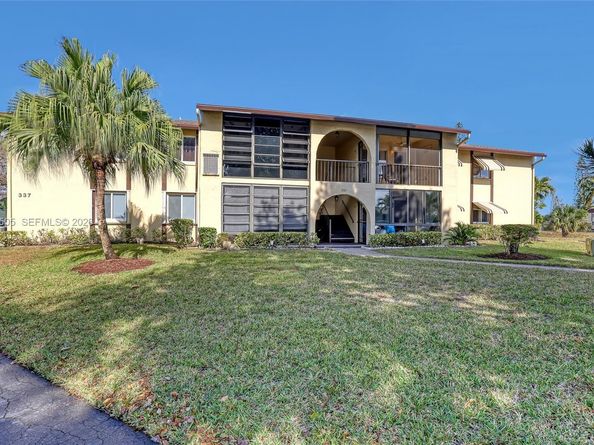 337 Pine Ridge Cir D2, Green Acres FL 33463