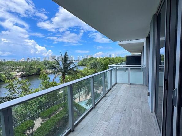 16385 Biscayne Blvd 305, North Miami Beach FL 33160