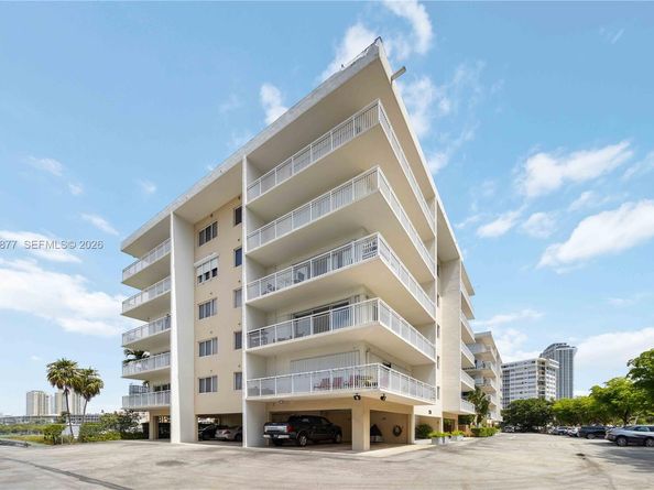 126 Golden Isles Dr 32A, Hallandale Beach FL 33009