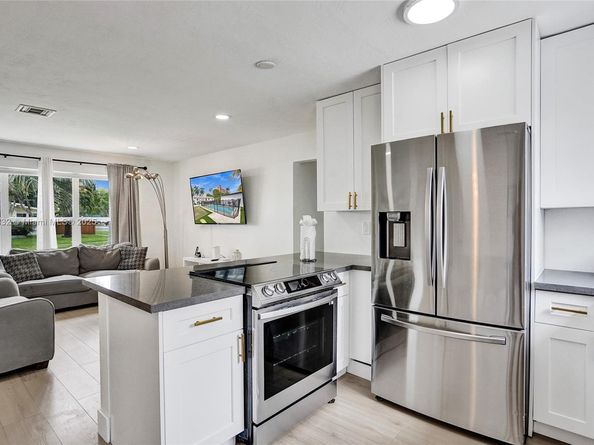 1124 NE 6th St, Hallandale Beach FL 33009