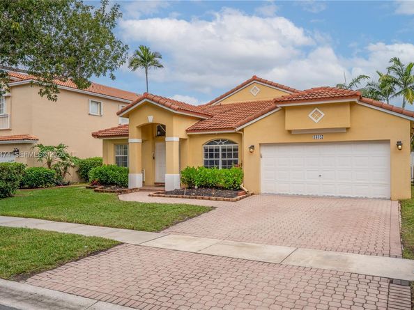 18427 NW 9th Ct, Pembroke Pines FL 33029