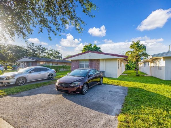 5706 Lincoln St, Hollywood FL 33021