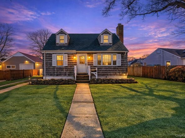 303 Kansas Street, Lindenhurst NY 11757