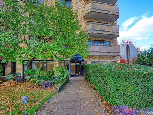 141 Great Neck Road 2G, Great Neck NY 11021