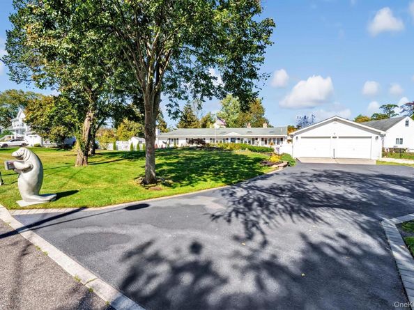 117 Middlesex Avenue, Oakdale NY 11769