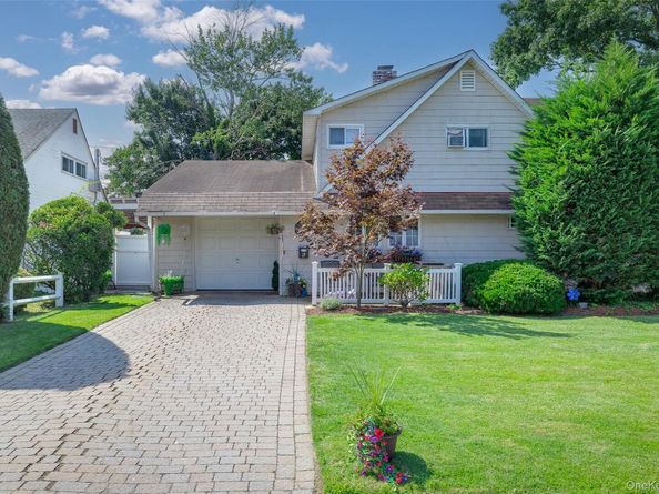 6 Downhill Lane, Wantagh NY 11793