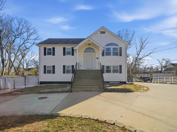 56 Park Lane, Medford NY 11763