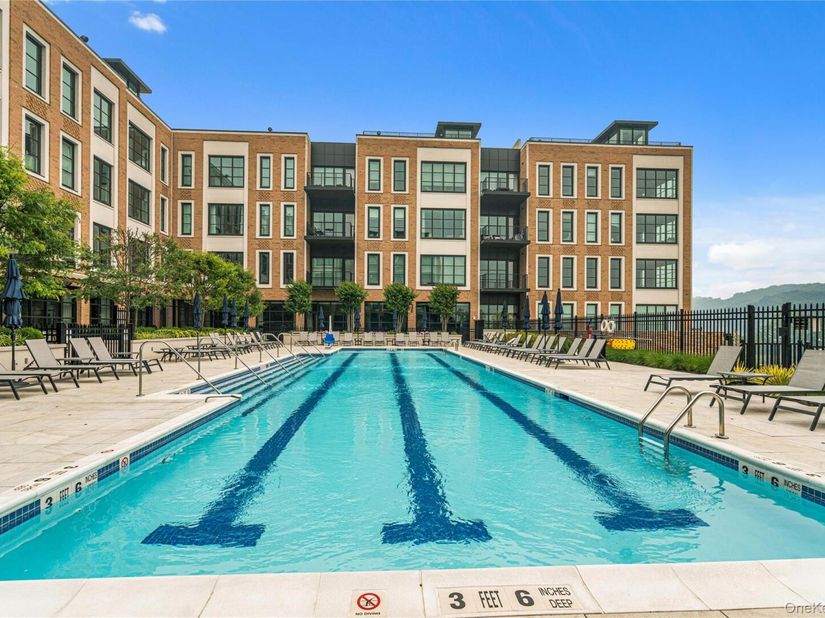 100 Garvies Point Road 1327, Glen Cove NY 11542