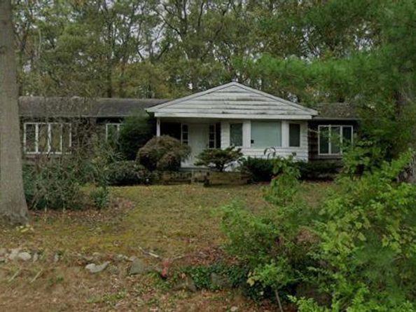 27 Threepence Drive, Melville NY 11747