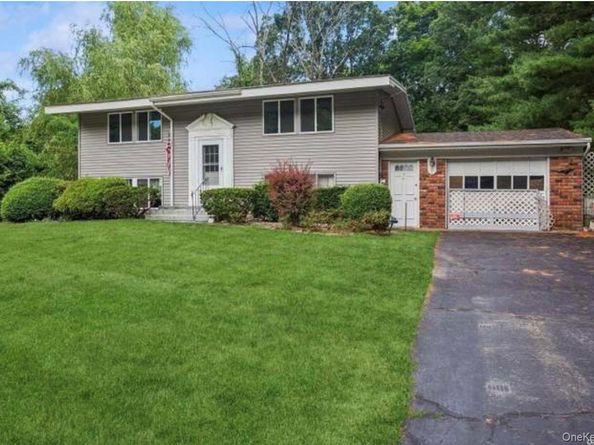 12 Deer Lane, East Setauket NY 11733