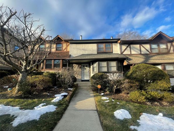 7 Village Lane, Woodbury NY 11797