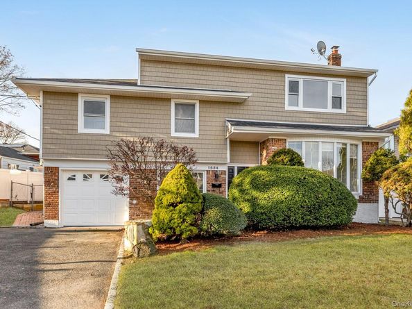 1554 Holiday Park Drive, Wantagh NY 11793