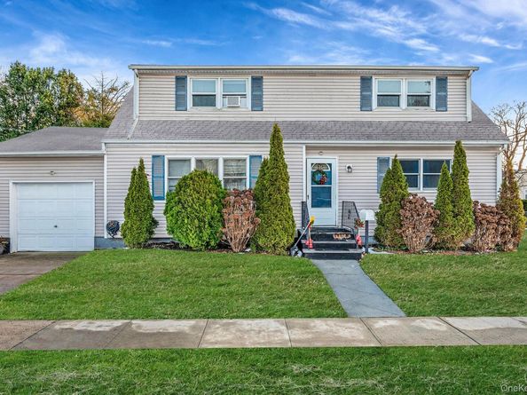 15 Macon Street, Lindenhurst NY 11757