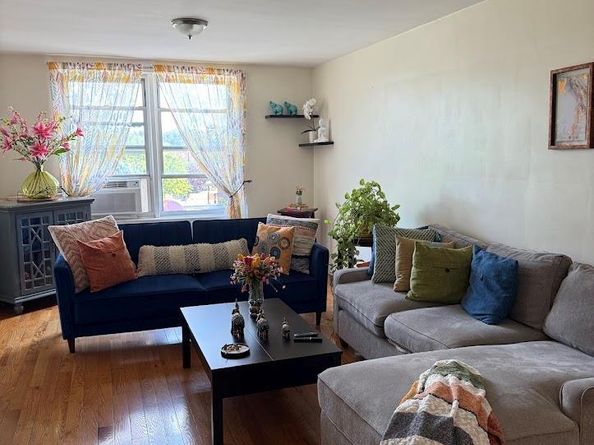 60-11 Broadway 3S, Woodside NY 11377