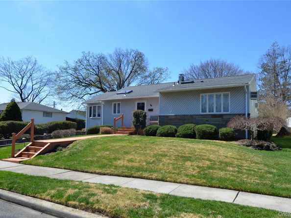 76 Diamond Drive, Plainview NY 11803