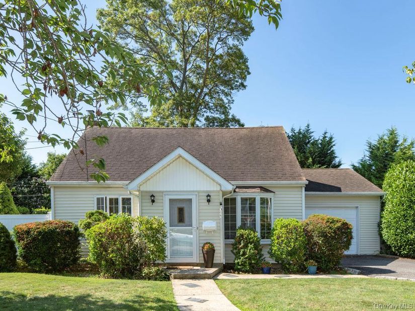 306 Clay Avenue, West Islip NY 11795