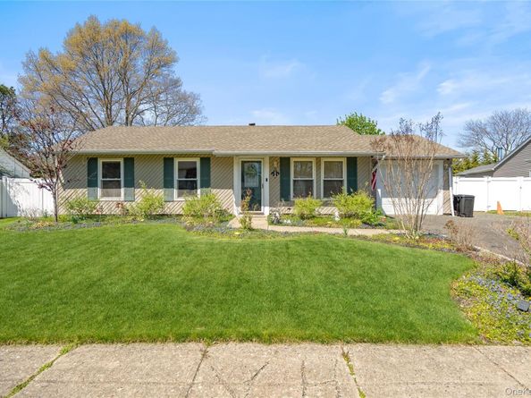 158 Glenmere Way, Holbrook NY 11741
