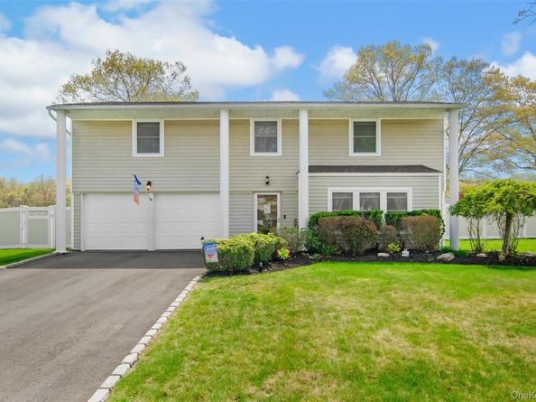 18 Calicotree Lane, Coram NY 11727