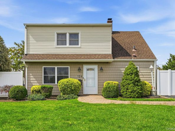 124 Saddle Lane, Levittown NY 11756