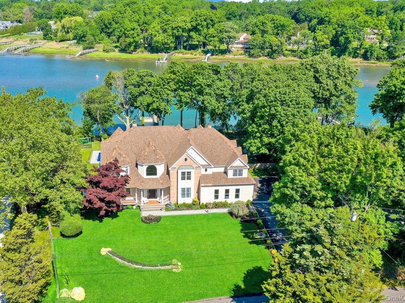 18 Cedar Lane, Setauket NY 11733