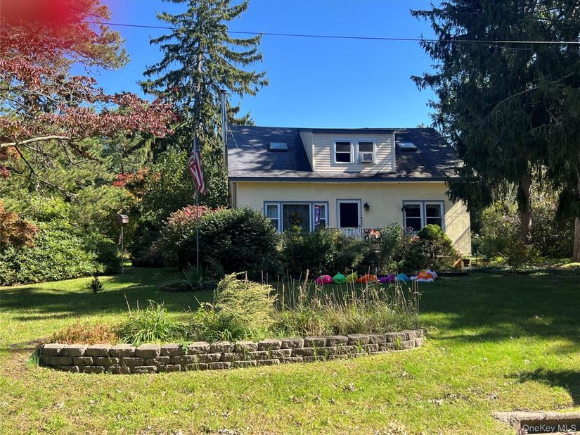 207 Mount Vernon Avenue, Medford NY 11763