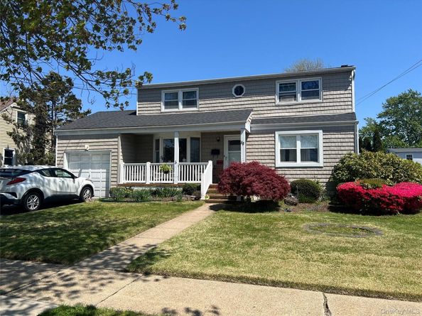 88 Crestwood Boulevard, Farmingdale NY 11735