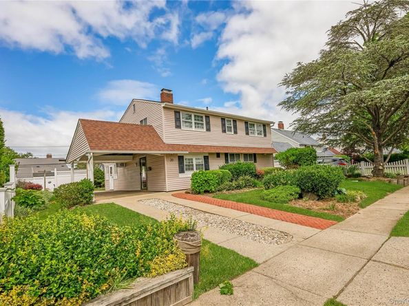 20 Flagstone Lane, Westbury NY 11590