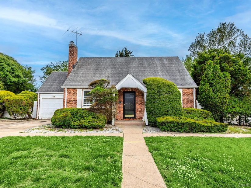 674 Henry Street, Uniondale NY 11553