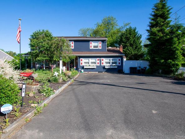 42 Ludlow Way, Oakdale NY 11769