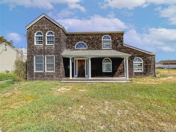 187 Sequams Lane Center, West Islip NY 11795