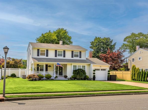 334 Greenbelt Parkway, Holtsville NY 11742