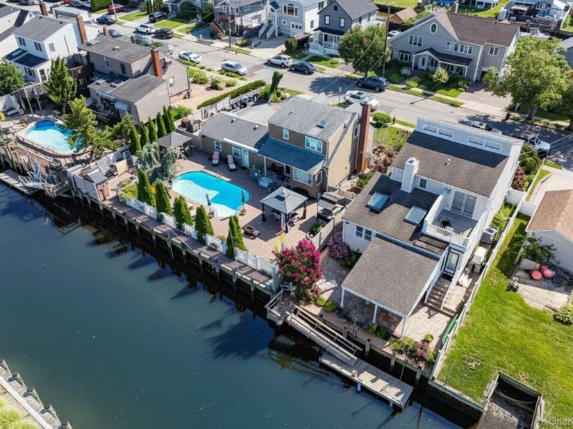 720 Farmers Avenue, Bellmore NY 11710