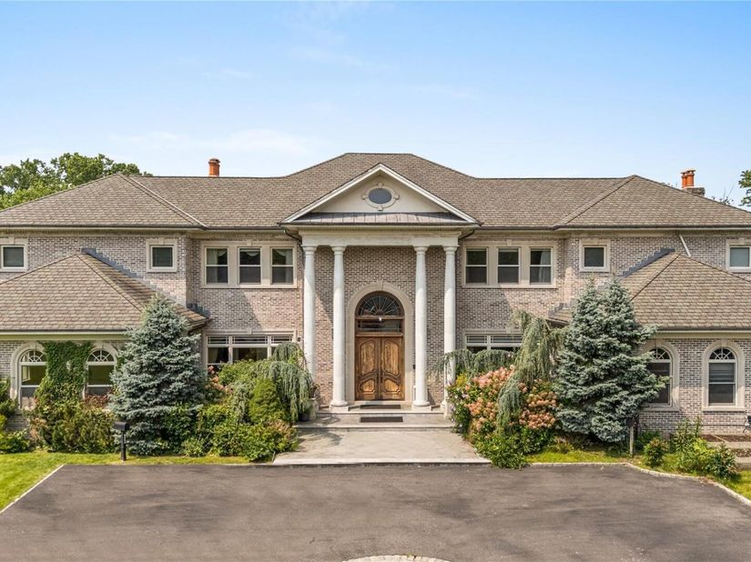 3 Valentine Farm Court, Old Brookville NY 11545
