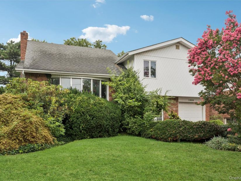 1939 Leonard Lane, Merrick NY 11566