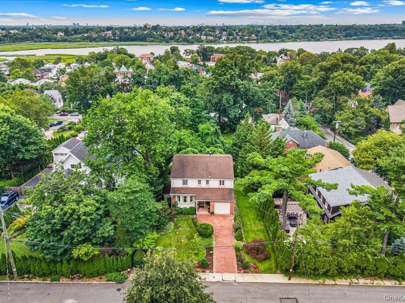 3850 Hillcrest Avenue, Douglaston NY 11363