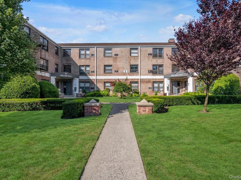 2 W Mill Drive 1B, Great Neck NY 11021