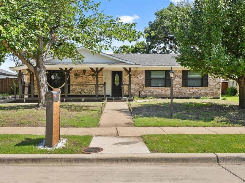 2795  Beechmont Drive , Dallas Texas 75228