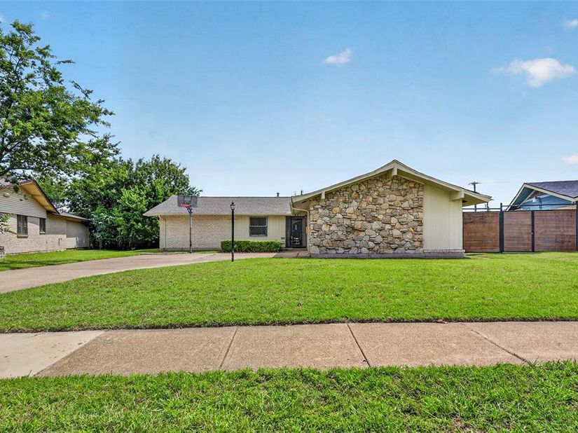 1744  Gross Road , Dallas Texas 75228