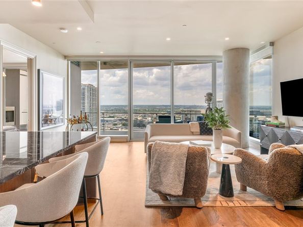 3130  Harwood   1502, Dallas Texas 75201