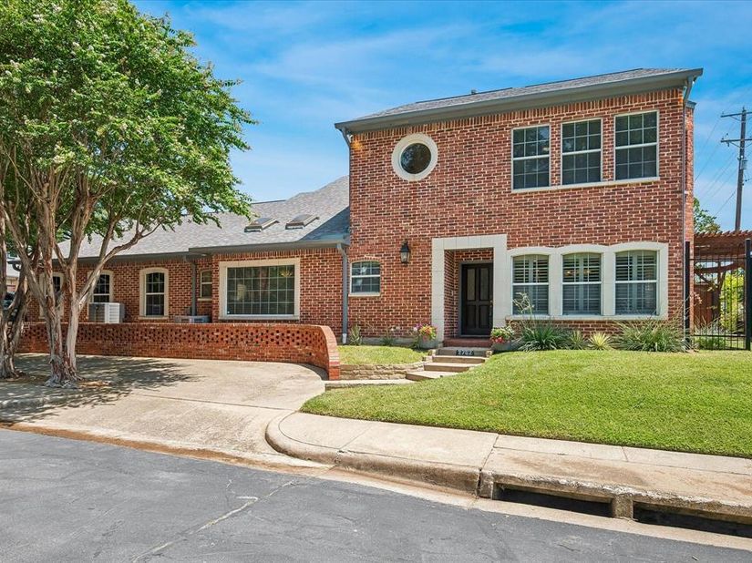 2702  Lawtherwood Court , Dallas Texas 75214