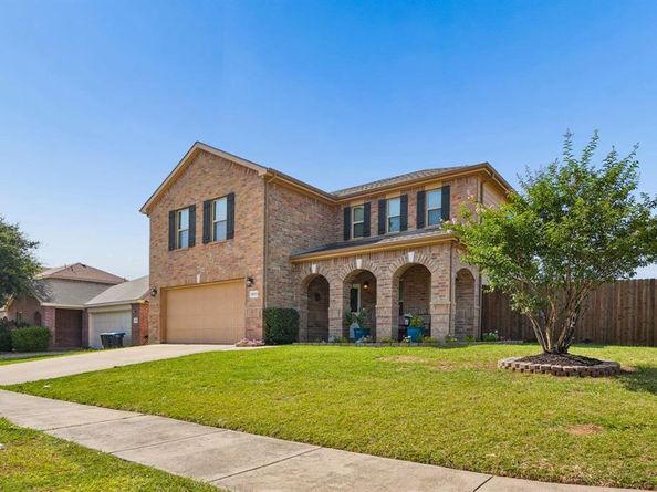 1825  Lynnwood Hills Drive , Fort Worth Texas 76112