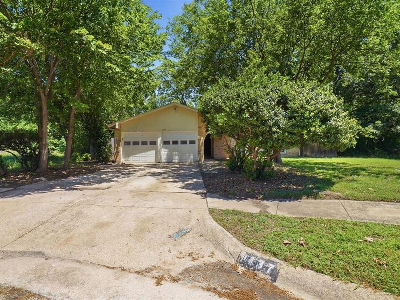1137  Meadow Creek Court , Lancaster Texas 75146