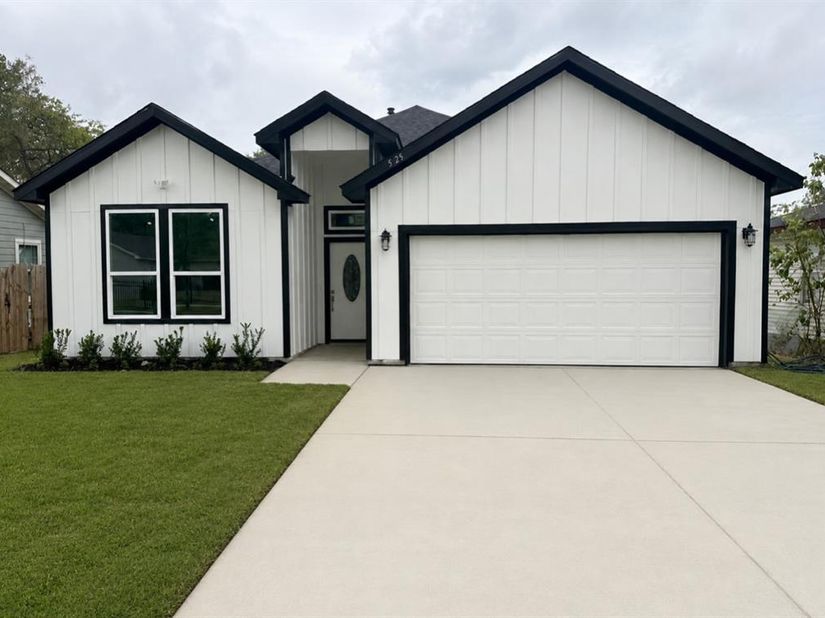 525 NW 17th Street , Grand Prairie Texas 75050