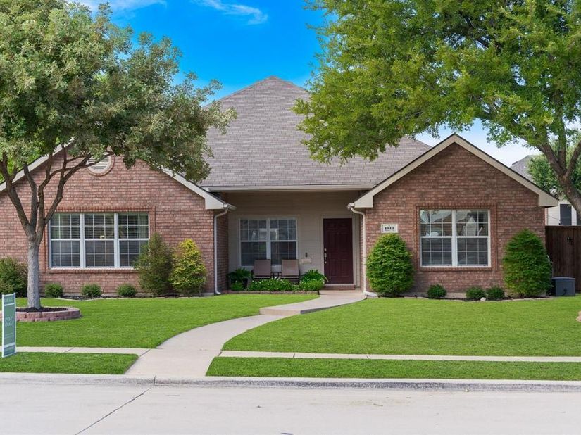 1513  Snow Trail , Lewisville Texas 75077